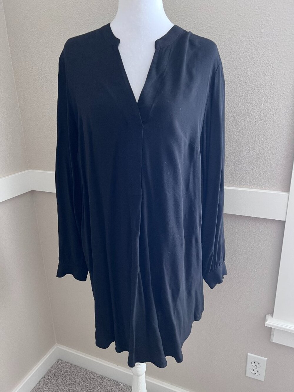 H&M Black Long-Sleeve Split V-Neck Shift Tunic Mini Dress - Size 10